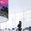 55-дюймовый гибкий OLED экран: изгибаемый дисплей для коммерческих применений и инновационных инсталляций