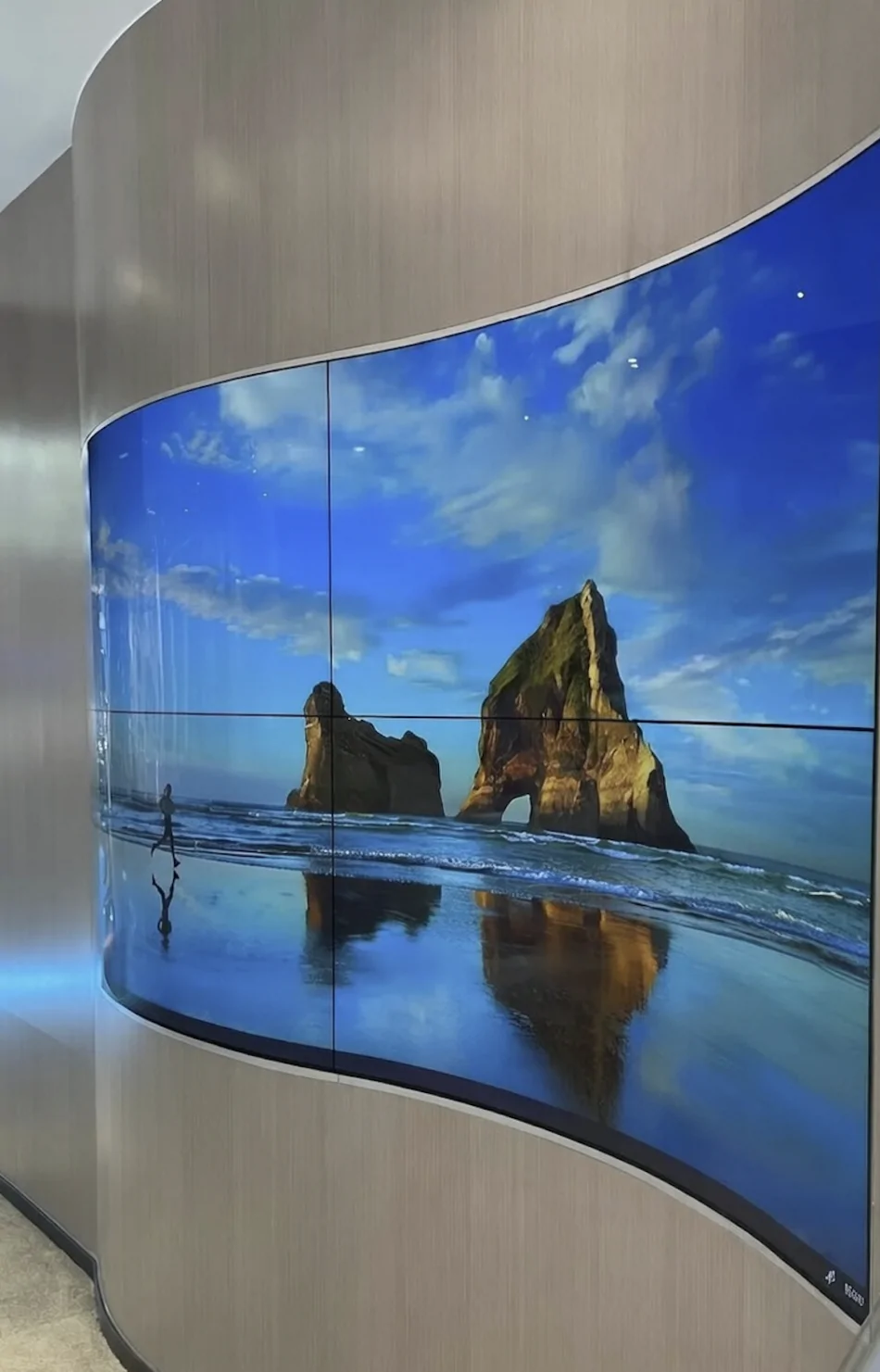 55-дюймовая ультратонкая OLED «обойная» панель (толщина 4 мм)