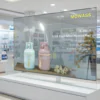 55-дюймовый горизонтальный OLED-прозрачный дисплей для цифровых витрин и интерактивных инсталляций