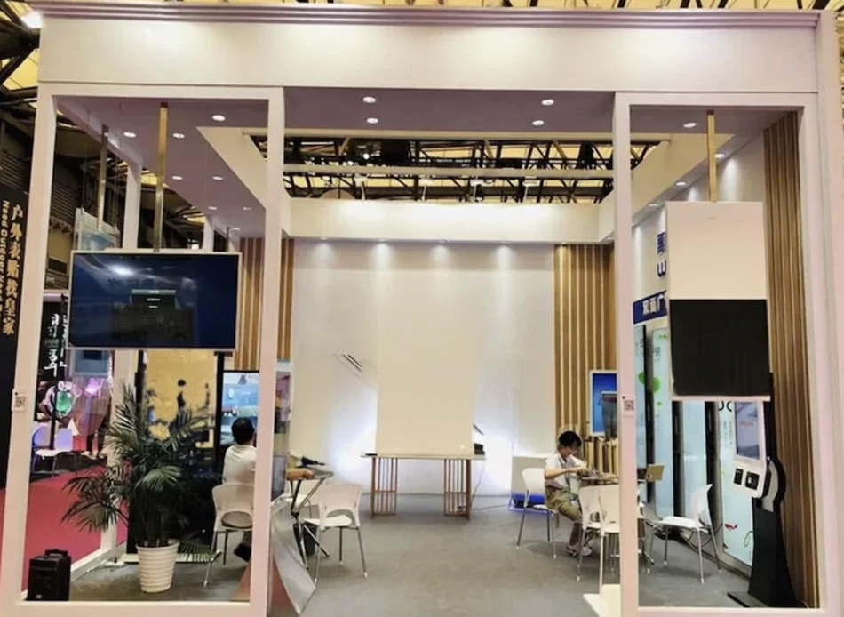 55-дюймовый OLED-прозрачный дисплей для создания инновационных цифровых витрин — фото 2