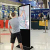 Напольный сенсорный информационный киоск с ИК-сенсором и 4K-экраном