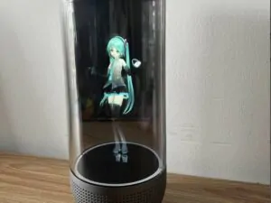 Компактное голографическое решение с искусственным интеллектом. 3D голографический цилиндр KAYWOON (Holotube) диагональю 5.5 дюймов создаёт объёмное парящее изображение внутри прозрачного цилиндра. Эффект виден невооружённым глазом без очков – идеально для демонстрации цифровых аватаров, виртуальных консультантов, рекламных образов и дизайнерских объектов. Встроенная поддержка AI (ChatGPT или DeepSeek на выбор) позволяет создать интерактивного собеседника: ассистент отвечает на вопросы, знакомит с продукцией, помогает в навигации. Разрешение 720×1280, яркость 200 нит, контрастность 1000:1, углы обзора 178°. Корпус PVC+ABS+PMMA, цвет – серебристый (кастомизация RAL возможна). Питание от аккумулятора 5000 мА·ч, интерфейс Type-C, Wi‑Fi, Bluetooth 4.2. Вес всего 0.7 кг, компактные размеры 116×116×226 мм. Работает на Android 8.0 (1 ГБ ОЗУ, 8 ГБ ПЗУ). Встроенные динамики (2×3 Вт) и два микрофона. Гарантия 1 год. Срок поставки 55 дней. Ключевые особенности 5.5″ голографический цилиндр, 3D-эффект без очков Разрешение 720×1280, яркость 200 нит Контрастность 1000:1, углы обзора 178° AI поддержка ChatGPT / DeepSeek (опция) Корпус PVC+ABS+PMMA, серебро / RAL на заказ Вес 0.7 кг, размеры 116×116×226 мм Питание 5В/1.5А, аккумулятор 5000 мА·ч Интерфейс Type‑C, Wi‑Fi, Bluetooth 4.2 Android 8.0, 1 ГБ ОЗУ, 8 ГБ ПЗУ Динамики 2×3 Вт, два микрофона Гарантия 1 год, срок поставки 55 дней Технические характеристики Параметр Значение Бренд KAYWOON Модель AVL-ID055 Тип устройства 3D голографический цилиндр (Holotube) Диагональ 5.5 дюймов Разрешение 720 × 1280 Яркость 200 нит Контрастность 1000 : 1 Угол обзора 178° Цветность 16.7 млн ОС Android 8.0 ОЗУ 1 ГБ ПЗУ 8 ГБ AI ChatGPT / DeepSeek (опционально) Аккумулятор 5000 мА·ч Питание 5В / 1.5А (Type‑C) Интерфейсы Type‑C, Wi‑Fi, Bluetooth 4.2 Динамики 2 × 3 Вт Микрофоны 2 (всенаправленных) Материалы PVC + ABS, PMMA Цвет Серебро (кастомизация RAL) Размеры 116 × 116 × 226 мм Вес 0.7 кг Рабочая температура 0°C…+40°C Гарантия 1 год Срок поставки 55 дней Где применяется Выставочные стенды – привлекающий внимание цифровой аватар. Музеи и галереи – виртуальный гид, рассказывающий об экспонатах. Банки и офисы – цифровой помощник для навигации и обслуживания. Магазины и торговые центры – рекламный образ с голосовым сопровождением. Мероприятия – создание уникальной атмосферы и взаимодействие с гостями. Доставка и гарантия Срок изготовления и доставки – 55 дней. Гарантия – 1 год на механические части, 12 месяцев на электрику. Отгрузка в усиленной упаковке. Доставка транспортной компанией в любой регион России.