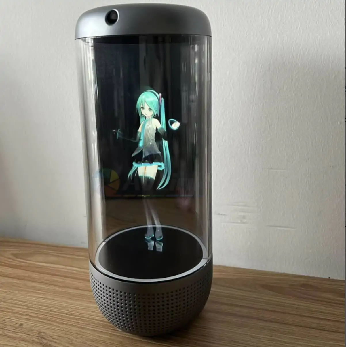 Компактное голографическое решение с искусственным интеллектом. 3D голографический цилиндр KAYWOON (Holotube) диагональю 5.5 дюймов создаёт объёмное парящее изображение внутри прозрачного цилиндра. Эффект виден невооружённым глазом без очков – идеально для демонстрации цифровых аватаров, виртуальных консультантов, рекламных образов и дизайнерских объектов. Встроенная поддержка AI (ChatGPT или DeepSeek на выбор) позволяет создать интерактивного собеседника: ассистент отвечает на вопросы, знакомит с продукцией, помогает в навигации. Разрешение 720×1280, яркость 200 нит, контрастность 1000:1, углы обзора 178°. Корпус PVC+ABS+PMMA, цвет – серебристый (кастомизация RAL возможна). Питание от аккумулятора 5000 мА·ч, интерфейс Type-C, Wi‑Fi, Bluetooth 4.2. Вес всего 0.7 кг, компактные размеры 116×116×226 мм. Работает на Android 8.0 (1 ГБ ОЗУ, 8 ГБ ПЗУ). Встроенные динамики (2×3 Вт) и два микрофона. Гарантия 1 год. Срок поставки 55 дней. Ключевые особенности 5.5″ голографический цилиндр, 3D-эффект без очков Разрешение 720×1280, яркость 200 нит Контрастность 1000:1, углы обзора 178° AI поддержка ChatGPT / DeepSeek (опция) Корпус PVC+ABS+PMMA, серебро / RAL на заказ Вес 0.7 кг, размеры 116×116×226 мм Питание 5В/1.5А, аккумулятор 5000 мА·ч Интерфейс Type‑C, Wi‑Fi, Bluetooth 4.2 Android 8.0, 1 ГБ ОЗУ, 8 ГБ ПЗУ Динамики 2×3 Вт, два микрофона Гарантия 1 год, срок поставки 55 дней Технические характеристики Параметр Значение Бренд KAYWOON Модель AVL-ID055 Тип устройства 3D голографический цилиндр (Holotube) Диагональ 5.5 дюймов Разрешение 720 × 1280 Яркость 200 нит Контрастность 1000 : 1 Угол обзора 178° Цветность 16.7 млн ОС Android 8.0 ОЗУ 1 ГБ ПЗУ 8 ГБ AI ChatGPT / DeepSeek (опционально) Аккумулятор 5000 мА·ч Питание 5В / 1.5А (Type‑C) Интерфейсы Type‑C, Wi‑Fi, Bluetooth 4.2 Динамики 2 × 3 Вт Микрофоны 2 (всенаправленных) Материалы PVC + ABS, PMMA Цвет Серебро (кастомизация RAL) Размеры 116 × 116 × 226 мм Вес 0.7 кг Рабочая температура 0°C…+40°C Гарантия 1 год Срок поставки 55 дней Где применяется Выставочные стенды – привлекающий внимание цифровой аватар. Музеи и галереи – виртуальный гид, рассказывающий об экспонатах. Банки и офисы – цифровой помощник для навигации и обслуживания. Магазины и торговые центры – рекламный образ с голосовым сопровождением. Мероприятия – создание уникальной атмосферы и взаимодействие с гостями. Доставка и гарантия Срок изготовления и доставки – 55 дней. Гарантия – 1 год на механические части, 12 месяцев на электрику. Отгрузка в усиленной упаковке. Доставка транспортной компанией в любой регион России.